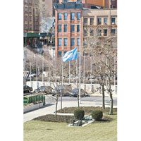 聯合國總部下半旗致哀。（中新社圖片）
