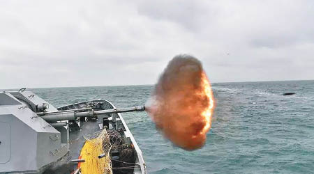 護衞艦進行火炮射擊演習。