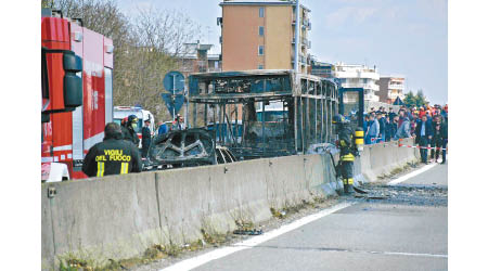 巴士起火後燒剩車架。（美聯社圖片）