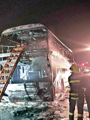 旅遊巴被燒成廢鐵。