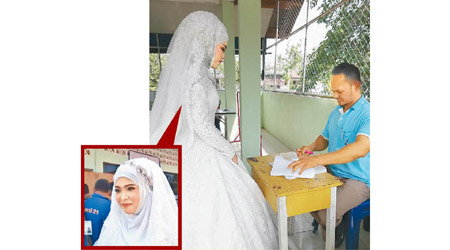 有新娘穿着婚紗到票站投票。