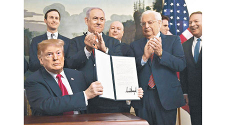 特朗普（前左）正式簽署法令，承認以色列對戈蘭高地的主權。內塔尼亞胡（後左二）、庫斯納（後左一）及蓬佩奧（右一）在場見證。（美聯社圖片）