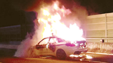 汽車撞毀後起火。（互聯網圖片）