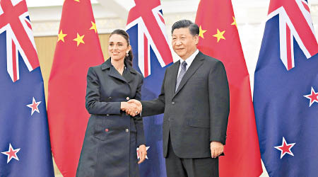 習近平在人民大會堂接見到訪的新西蘭總理阿德恩。（美聯社圖片）