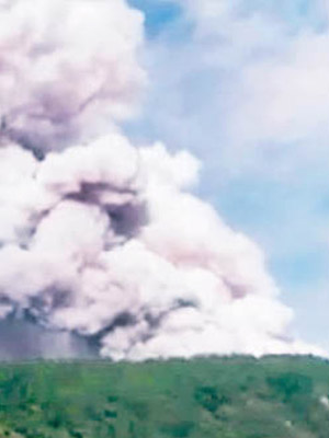 山火噴出的濃煙蓋山頭。（互聯網圖片）