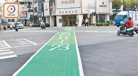 台灣多個市區的重要路段均以交叉型的特殊設計，讓行人快速通過。（郭良傑攝）