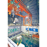 三號反應堆內的冷凍池儲有多支核燃料棒。（美聯社圖片）