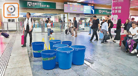 深圳<br>火車站擺放有多個水桶用以盛載雨水。（黃少君攝）