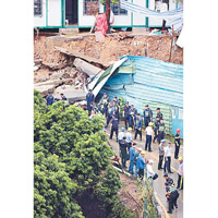 深圳<br>深圳暴雨引發路面擋土牆坍塌，兩名被困者身亡。（中新社圖片）