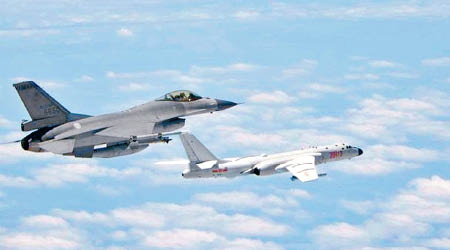 台軍F16戰機（左）去年曾於空中監視解放軍轟6K轟炸機（右）。（互聯網圖片）