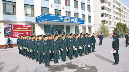 新疆近日接連有公安官員下台，圖為當地公安隊伍。（互聯網圖片）