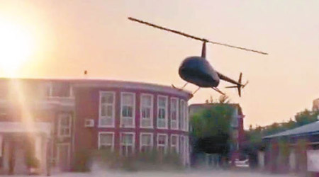 直升機降落在操場。（互聯網圖片）