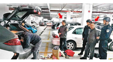 深圳<br>深圳警員押解疑犯（箭嘴示）到現場，並搜查涉案車輛。（互聯網圖片）