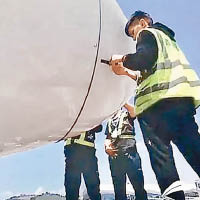 維修人員檢查飛機受損情況。（互聯網圖片）