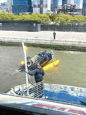直升機墜落在哈德遜河。