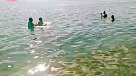 來自尼泊爾的遊客在洱海游泳。（互聯網圖片）
