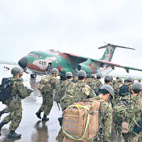 自衞隊員準備營救被困登山客。（互聯網圖片）