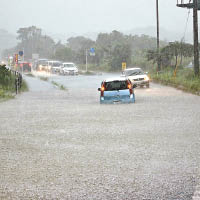 屋久島馬路水浸，汽車深陷水中。（互聯網）