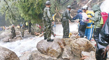 當局日前營救因暴雨被困的登山客。