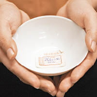 白瓷茶碗獲良好保存。