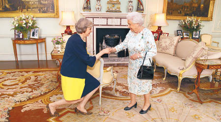 文翠珊（左）上任時覲見英女王（右）。（美聯社圖片）