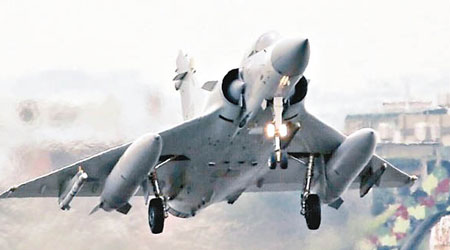 幻影2000戰機從基地起飛演練。