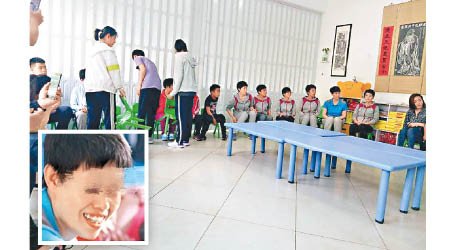 幼稚園聘多名「國學大師」（小圖）教學童打坐。（互聯網圖片）