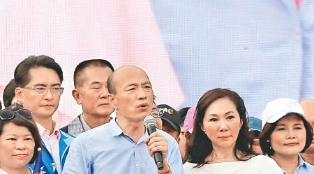 韓國瑜（前左二）出席雲林的造勢大會。（中新社圖片）