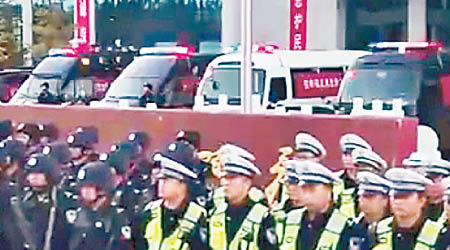 大批警員參與掃黑除惡行動。（互聯網圖片）