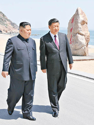 習近平（右）去年與金正恩在遼寧大連會面。
