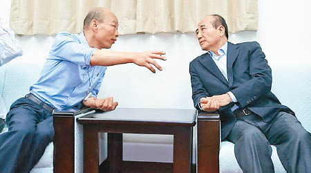 韓國瑜（左）拜訪王金平（右），兩人短暫交談。