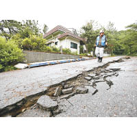 鶴岡市職員檢查路上的裂縫。