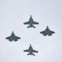 海軍F-35C隱形戰機及F/A-18F戰機（上及下）