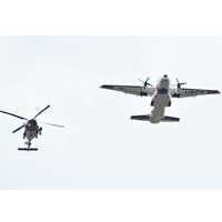 海岸防衞隊MH-60直升機（左）、HC-144巡邏機
