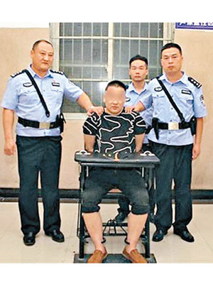閆男被警方拘捕。（互聯網圖片）