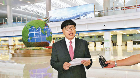 崔仁國在機場宣讀聲明。