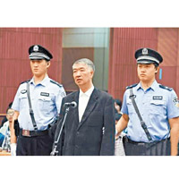 雲南前副省長沈培平（中）因受賄千八萬被判囚十二年。