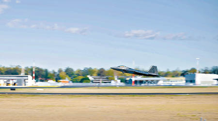美軍F-22隱形戰機飛抵澳洲參加軍演。（美軍圖片）