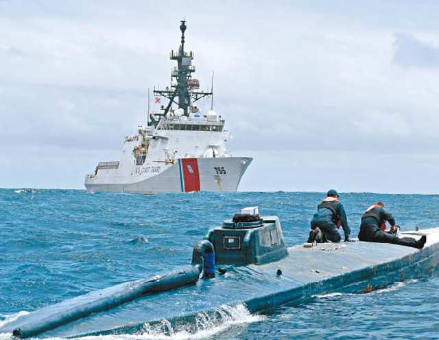 防衞隊哥倫比亞外海飛撲截停 美破潛艇運毒