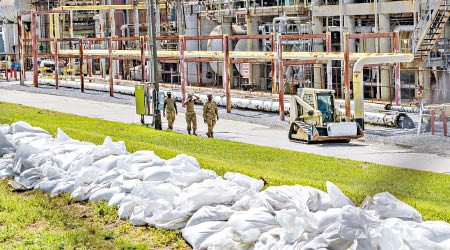 國民警衞軍堆放沙包防災。（美聯社圖片）