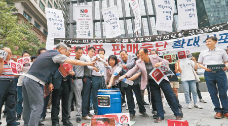 南韓商家抗議日本政府作經濟報復。（美聯社圖片）