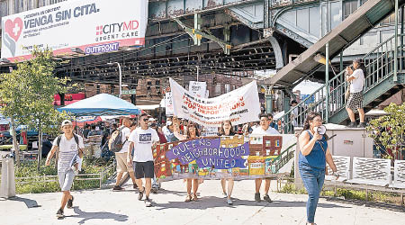 紐約市民遊行，反對政府搜捕非法移民。（美聯社圖片）