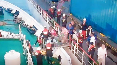 乘客和船員轉移到南韓海警船上。（互聯網圖片）