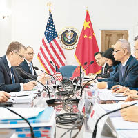 美國財長姆紐欽（左一）及貿易代表萊蒂澤（左二）曾與中方代表劉鶴（右二）展開談判。