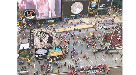 紐約時代廣場慶祝登月五十周年。