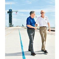 柯林斯（右）重返發射台，左為甘迺迪太空中心總監。（美聯社圖片）
