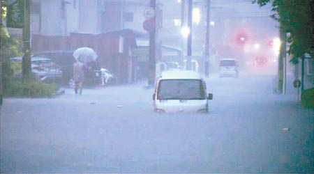 久留米巿道路水浸。（電視畫面）