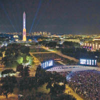 華盛頓紀念碑進行名為「太陽神五十載：前往月球」的燈光表演。（美聯社圖片）