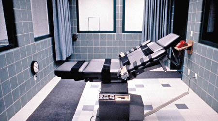 死囚行刑時會躺在椅上，然後接受注射。