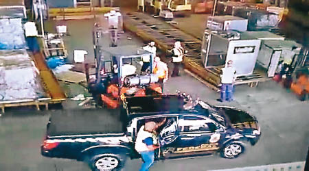 劫匪乘警車闖入貨運站。（互聯網圖片）